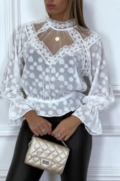 Blouse Blanche En Dentelle à Col Haut Avec élastique à La Taille Et Manches -Promos Raffinoux Boutique blouse blanche en dentelle a col haut avec elastique a la taille et manches 2