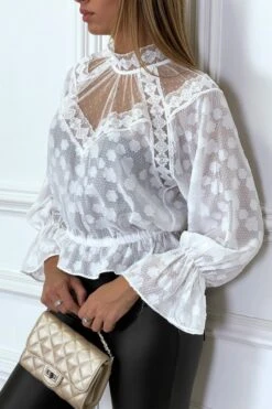 Blouse Blanche En Dentelle à Col Haut Avec élastique à La Taille Et Manches -Promos Raffinoux Boutique blouse blanche en dentelle a col haut avec elastique a la taille et manches 3
