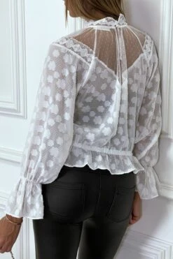 Blouse Blanche En Dentelle à Col Haut Avec élastique à La Taille Et Manches -Promos Raffinoux Boutique blouse blanche en dentelle a col haut avec elastique a la taille et manches 5