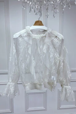 Blouse Blanche En Tulle Et Dentelle à Volant Col Fraise -Promos Raffinoux Boutique blouse blanche en tulle et dentelle a volant col fraise 9
