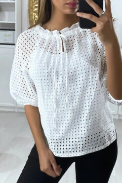 Blouse Blanche Manches Bouffante Col Bateau En Matière à Trous -Promos Raffinoux Boutique blouse blanche manches bouffante col bateau en matiere a trous 3