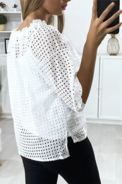 Blouse Blanche Manches Bouffante Col Bateau En Matière à Trous -Promos Raffinoux Boutique blouse blanche manches bouffante col bateau en matiere a trous 5