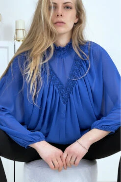 Blouse Bleu Royal Col Montant Femme -Promos Raffinoux Boutique blouse bleu royal col montant femme 5