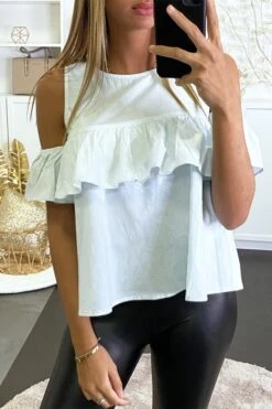 Blouse Bleue Claire à Volant Et épaules Dénudées Effet Bouffant.