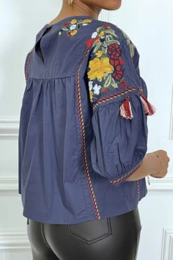 Blouse D'été Marine Avec Détails/fleurs Brodés Et Pompons, à Manches Mi-longues Et Col Rond -Promos Raffinoux Boutique blouse d ete marine avec detailsfleurs brodes et pompons a manches mi longues et col rond 2