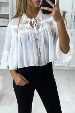 Blouse En Crêpe Blanche Avec Fronce à L'avant Et Volant Aux Manches -Promos Raffinoux Boutique blouse en crepe blanche avec fronce a l avant et volant aux manches 2