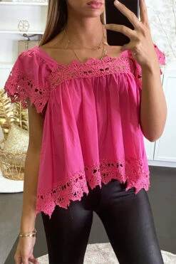 Blouse Fuchsia à Col Bardot Et Détail Crochet. -Promos Raffinoux Boutique blouse fuchsia a col bardot et detail crochet 2