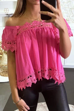 Blouse Fuchsia à Col Bardot Et Détail Crochet.