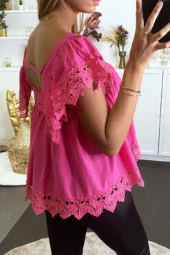 Blouse Fuchsia à Col Bardot Et Détail Crochet. -Promos Raffinoux Boutique blouse fuchsia a col bardot et detail crochet 3
