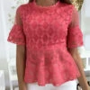 Blouse Fuchsia Avec Joli Motifs Dentelle Et Volant