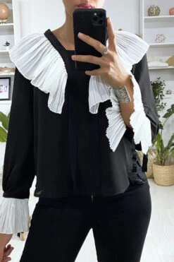 Blouse Noir Avec Plissé Au Col Et Aux Manches En Blanc -Promos Raffinoux Boutique blouse noir avec plisse au col et aux manches en blanc 1