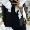 Blouse Noir Avec Plissé Au Col Et Aux Manches En Blanc