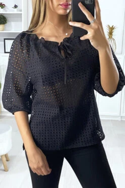 Blouse Noir Manches Bouffante Col Bateau En Matière à Trous -Promos Raffinoux Boutique blouse noir manches bouffante col bateau en matiere a trous 1