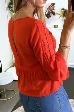Blouse Rouge à Dentelle Sur Le Devant Et Volants. -Promos Raffinoux Boutique blouse rouge a dentelle sur le devant et volants 2