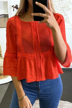 Blouse Rouge à Dentelle Sur Le Devant Et Volants.