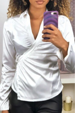 Chemisier Blanc Satiné Style Cache-coeur. F21 -Promos Raffinoux Boutique chemisier blanc satine style cache coeur f21 4