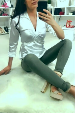 Chemisier Blanc Satiné Style Cache-coeur. F21 -Promos Raffinoux Boutique chemisier blanc satine style cache coeur f21 5