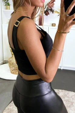 Crop Top Noir à Gros Zip Doré Et Simili Au Col. -Promos Raffinoux Boutique crop top noir a gros zip dore et simili au col 3