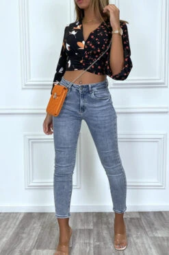 Crop Top Noir à Motif Floral Et Col Plongeant -Promos Raffinoux Boutique crop top noir a motif floral et col plongeant 2