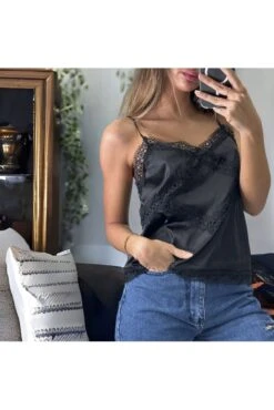 Débardeur Noir Satiné Avec Dentelle