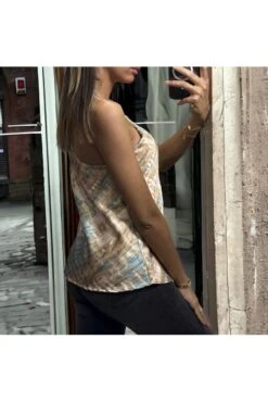 Débardeur Satiné Avec Joli Motif Taupe