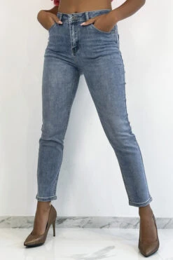 Jean Bleu Clair Taille Haute Effet Boyfriend Cintré à La Taille Avec Poches Arrières 9 Jean Bleu Clair Taille Haute Effet Boyfriend Cintré à La Taille Avec Poches Arrières -Promos Raffinoux Boutique jean bleu clair taille haute effet boyfriend cintre a la taille avec poches arrieres 2