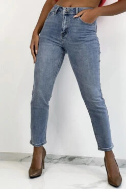 Jean Bleu Clair Taille Haute Effet Boyfriend Cintré à La Taille Avec Poches Arrières 12 Jean Bleu Clair Taille Haute Effet Boyfriend Cintré à La Taille Avec Poches Arrières -Promos Raffinoux Boutique jean bleu clair taille haute effet boyfriend cintre a la taille avec poches arrieres 5