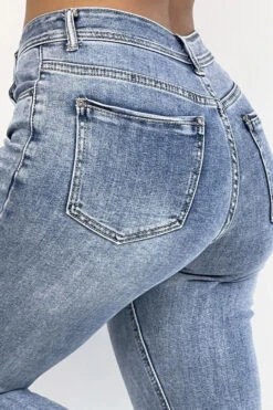 Jean Bleu Clair Taille Haute Effet Boyfriend Cintré à La Taille Avec Poches Arrières 13 Jean Bleu Clair Taille Haute Effet Boyfriend Cintré à La Taille Avec Poches Arrières -Promos Raffinoux Boutique jean bleu clair taille haute effet boyfriend cintre a la taille avec poches arrieres 6