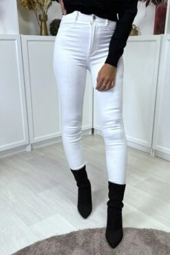 Jean Slim Blanc Taille Haute à Poches Arrières -Promos Raffinoux Boutique jean slim blanc taille haute a poches arrieres 2