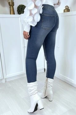 Jean Slim Bleu Délavé Sur Les Cuisses à Poches Arrières -Promos Raffinoux Boutique jean slim bleu delave sur les cuisses a poches arrieres 4