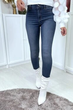 Jean Slim Bleu Délavé Sur Les Cuisses à Poches Arrières -Promos Raffinoux Boutique jean slim bleu delave sur les cuisses a poches arrieres 6