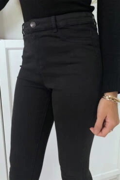 Jean Slim Noir Taille Haute à Poches Arrières -Promos Raffinoux Boutique jean slim noir taille haute a poches arrieres 3