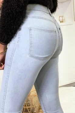Jeans Slim Bleu Ciel Avec Poches Arrière -Promos Raffinoux Boutique jeans slim bleu ciel avec poches arriere 4