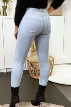 Jeans Slim Bleu Ciel Avec Poches Arrière -Promos Raffinoux Boutique jeans slim bleu ciel avec poches arriere 5