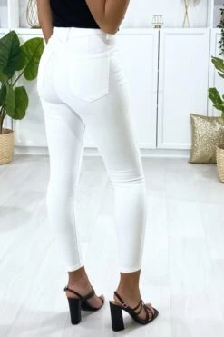 Jeans Slim En Blanc Avec Poches à L'arrière -Promos Raffinoux Boutique jeans slim en blanc avec poches a l arriere 3