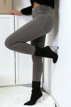 Jeans Slim Gris Avec Poches Arrière -Promos Raffinoux Boutique jeans slim gris avec poches arriere 3