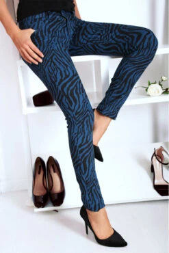 Pantalon Jeans Bleu Extensible Avec Poche Et Motif Noir S1317D -Promos Raffinoux Boutique pantalon jeans bleu extensible avec poche et motif noir s1317d 2