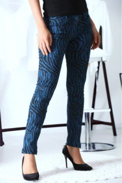 Pantalon Jeans Bleu Extensible Avec Poche Et Motif Noir S1317D -Promos Raffinoux Boutique pantalon jeans bleu extensible avec poche et motif noir s1317d 4