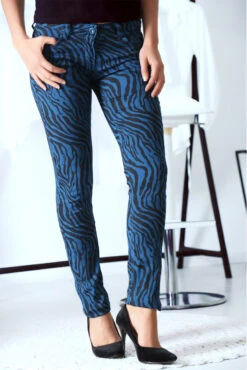 Pantalon Jeans Bleu Extensible Avec Poche Et Motif Noir S1317D -Promos Raffinoux Boutique pantalon jeans bleu extensible avec poche et motif noir s1317d 5