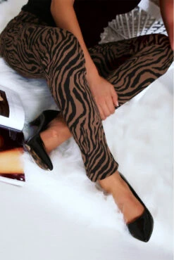 Pantalon Jeans Taupe Avec Ces Motifs Tendances Noir - S1317G -Promos Raffinoux Boutique pantalon jeans taupe avec ces motifs tendances noir s1317g 9