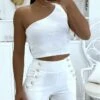 Short Taille Haute Blanc Effet Push Up Et Taille Fine Avec Ses Jolies Butons Sur Les Côtés