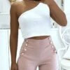 Short Taille Haute Rose Effet Push Up Et Taille Fine Avec Ses Jolies Butons Sur Les Côtés